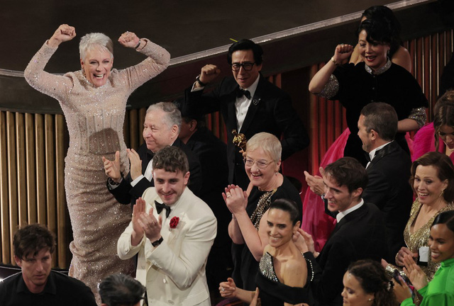 Đoàn làm phim Everything Everywhere All at Once ăn mừng chiến thắng tại Lễ trao giải Oscar 2023 - Nguồn: AP